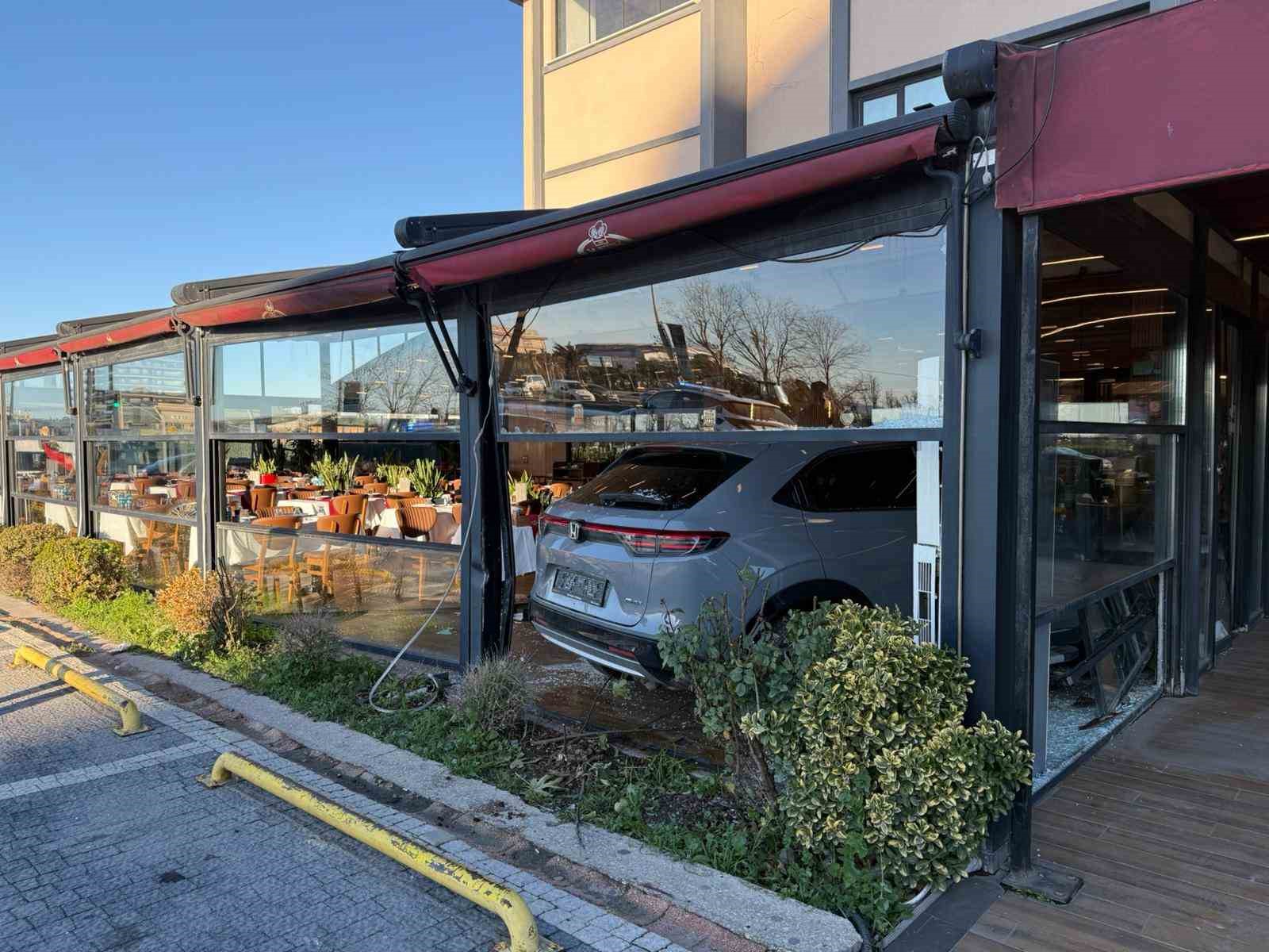 &Uuml;nl&uuml; sanat&ccedil;ı Cahit Berkay&rsquo;ın aracıyla daldığı restoranın işletmecisi o anları anlattı
