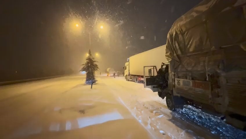 Elazığ&rsquo;da kar yağışından dolayı ara&ccedil;lar yolda kaldı
