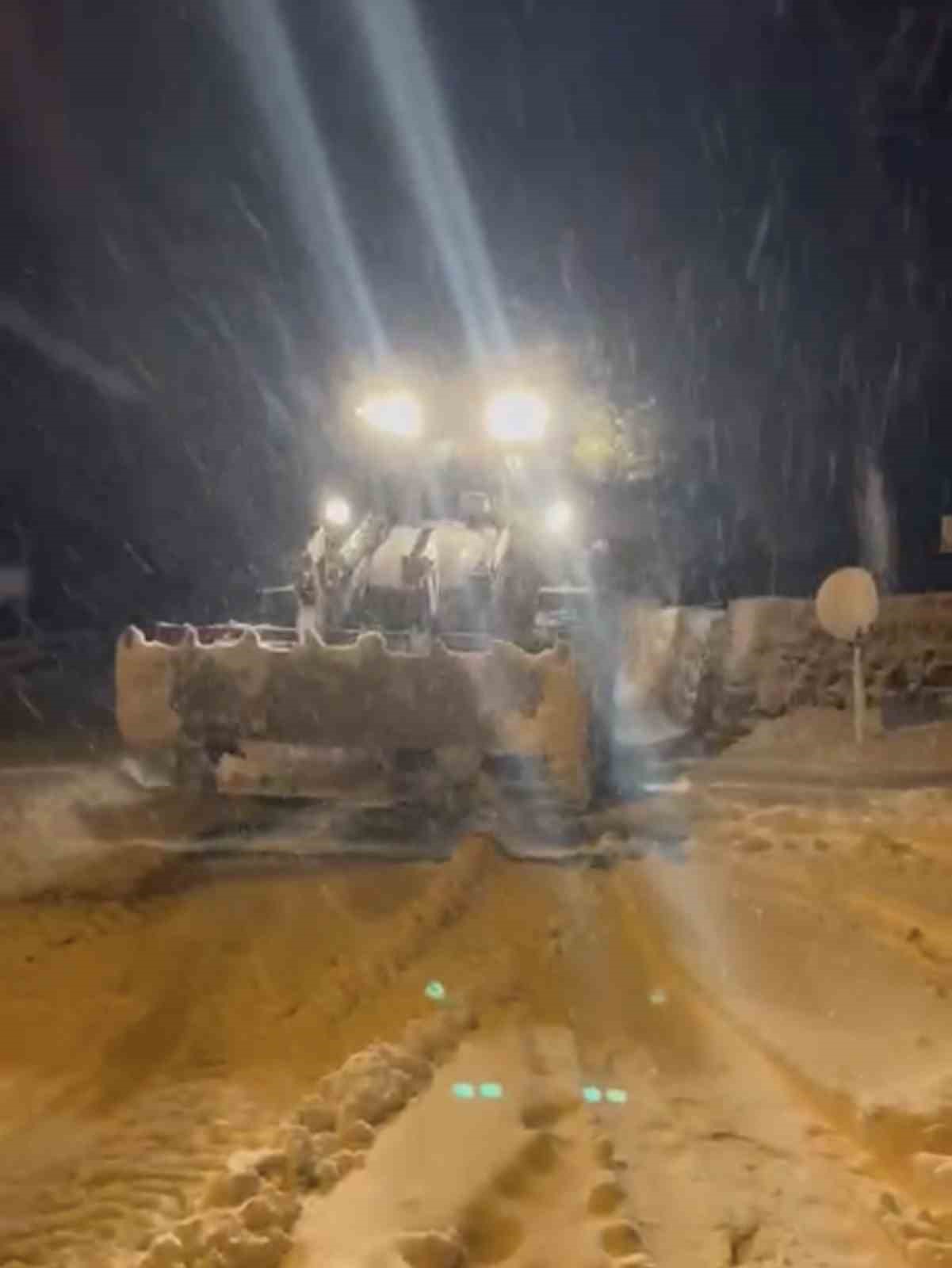 Karda mahsur kalan 50 iş&ccedil;i kurtarıldı
