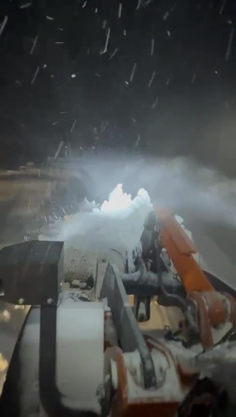 Gerc&uuml;ş&rsquo;te ara&ccedil;larıyla yolda mahsur kalan 10 iş&ccedil;i kurtarıldı
