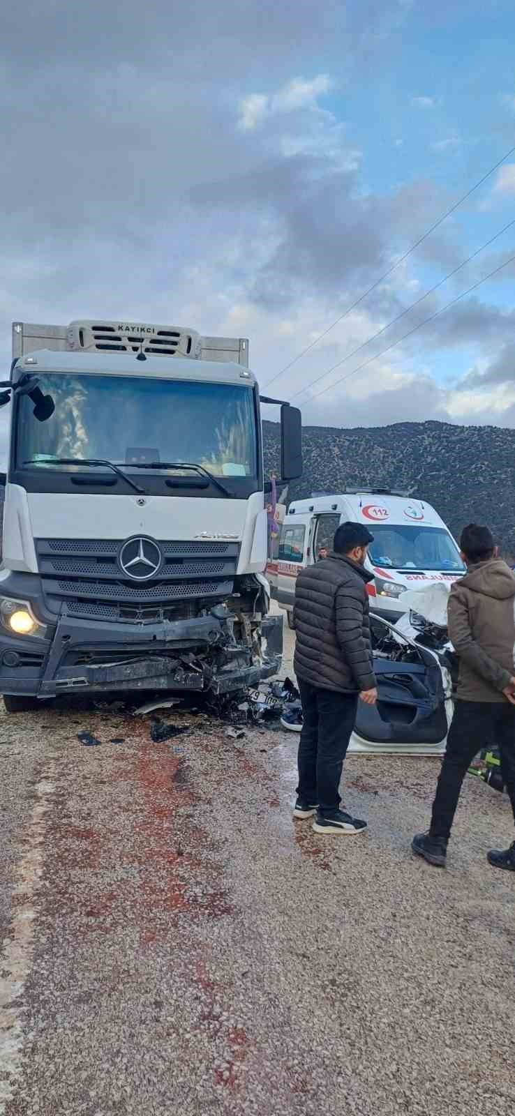 Otomobil park halindeki kamyona &ccedil;arptı: 2 &ouml;l&uuml;, 1 yaralı
