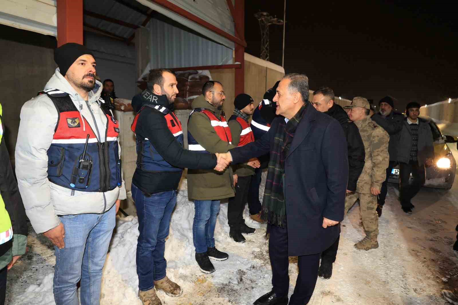 Vali Usta, g&ouml;revi başındaki g&uuml;venlik g&uuml;&ccedil;leriyle bir araya geldi
