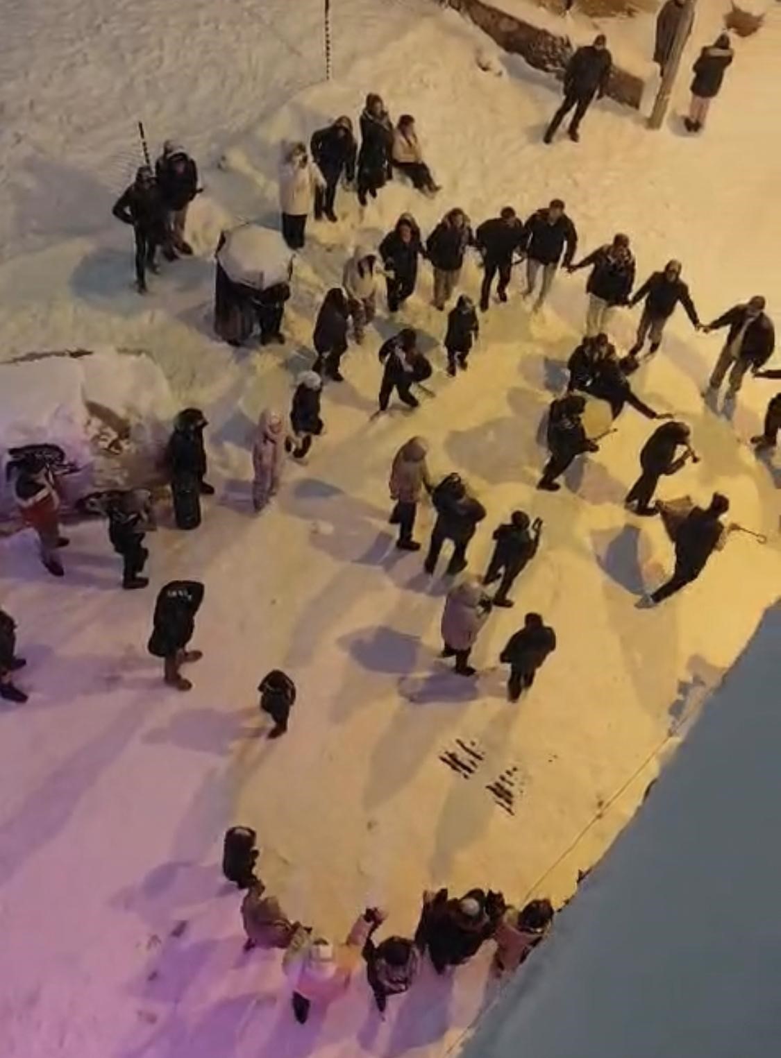 Batman&rsquo;da yıllar sonra gelen kar sevinci: Davul zurna, halay ve kızak keyfi
