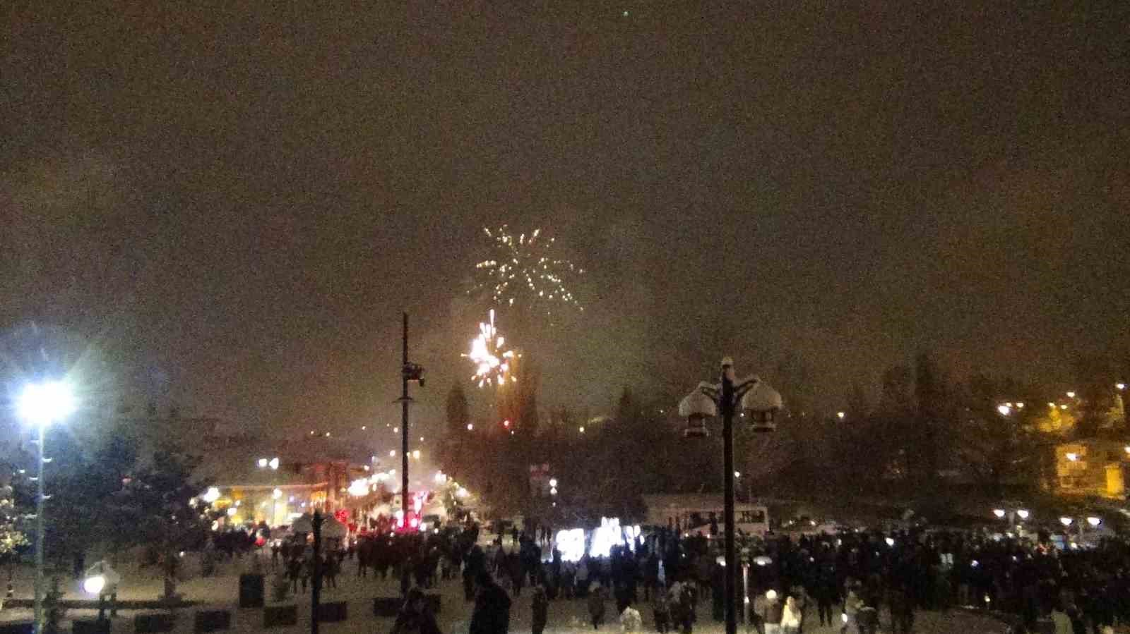 Kars&rsquo;ta yeni yıl coşkusu: Lapa lapa kar altında halay
