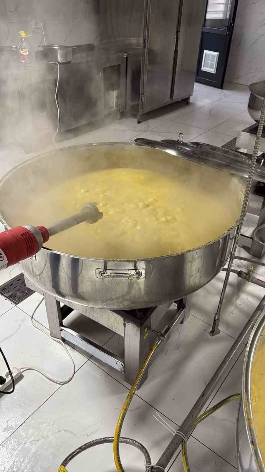 Diyarbakır&rsquo;da karda mahsur kalanlara sıcak &ccedil;orba desteği
