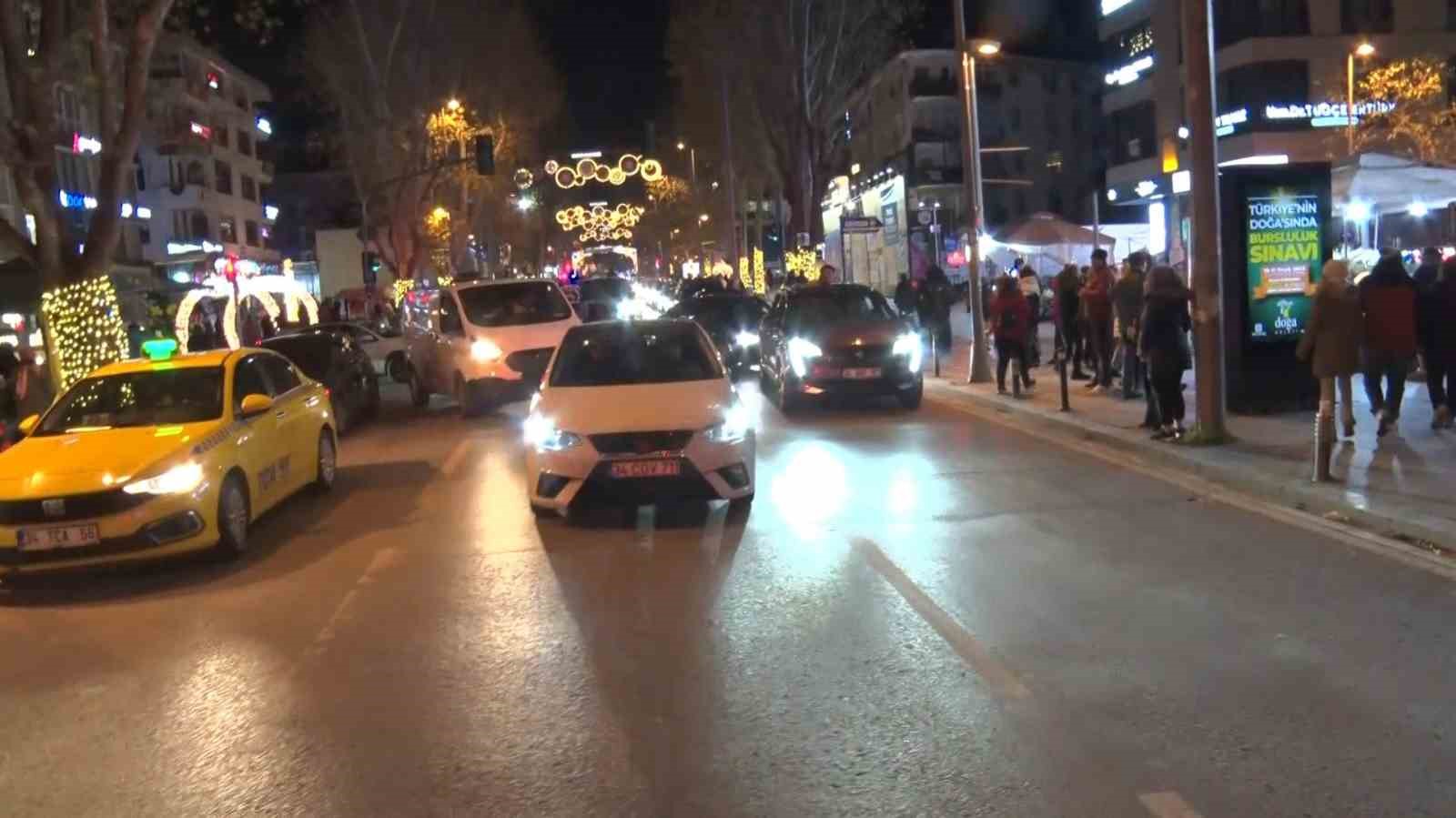 Bağdat Caddesi&rsquo;ndeki yeni yıl kutlamaları &ouml;nceki senelere g&ouml;re s&ouml;n&uuml;k ge&ccedil;ti
