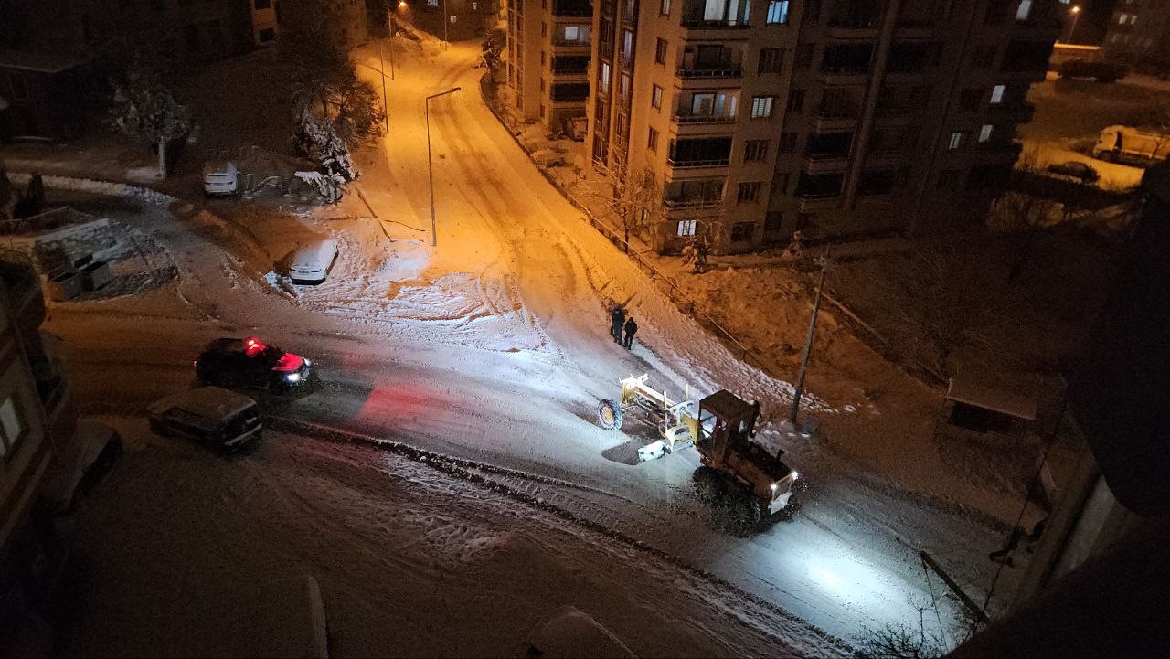 Darende Belediyesi&rsquo;nin kar mesaisi s&uuml;r&uuml;yor
