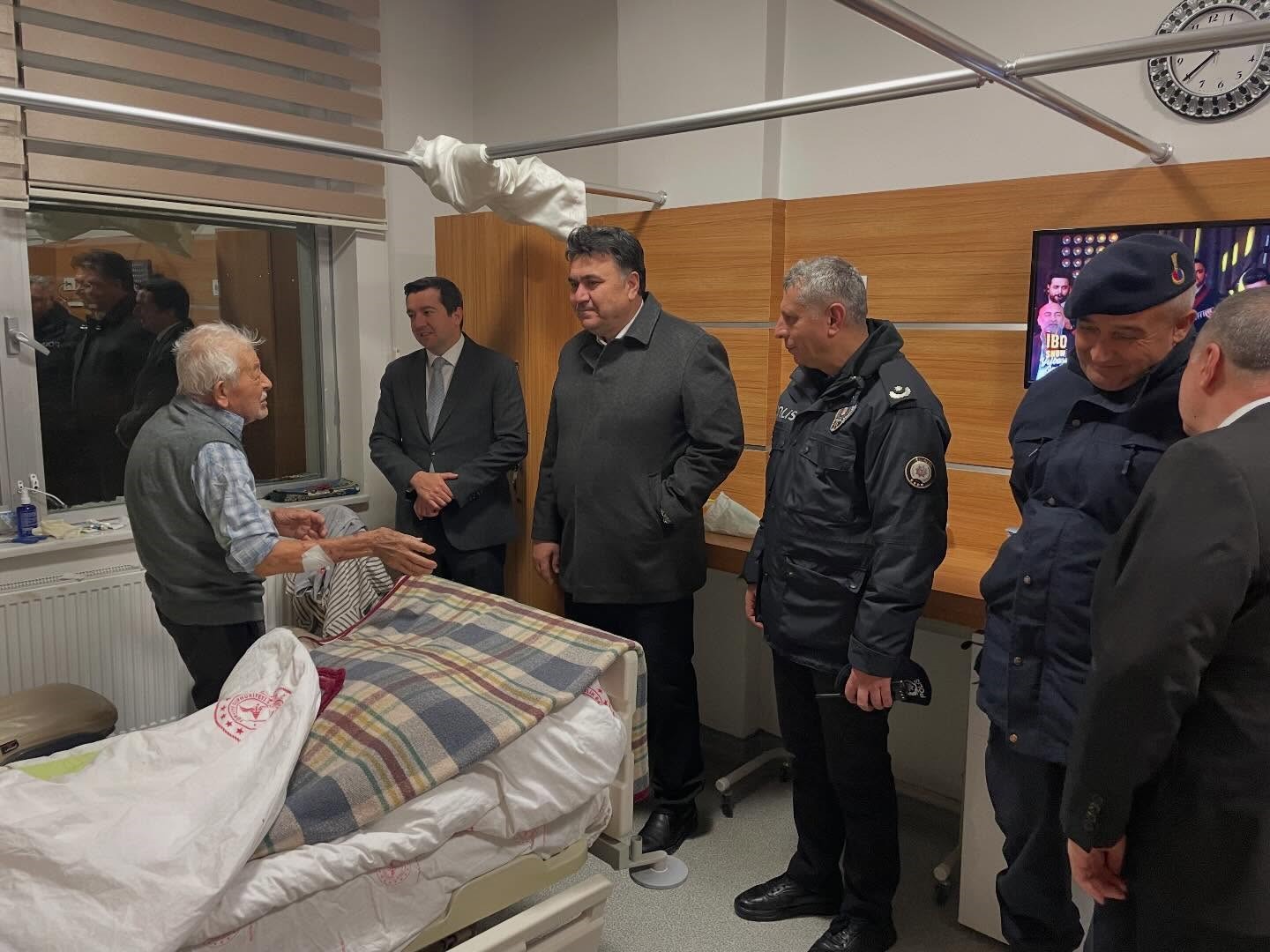 Havran protokol&uuml; yılbaşında g&uuml;venlik g&uuml;&ccedil;lerini ve hastaları yalnız bırakmadı
