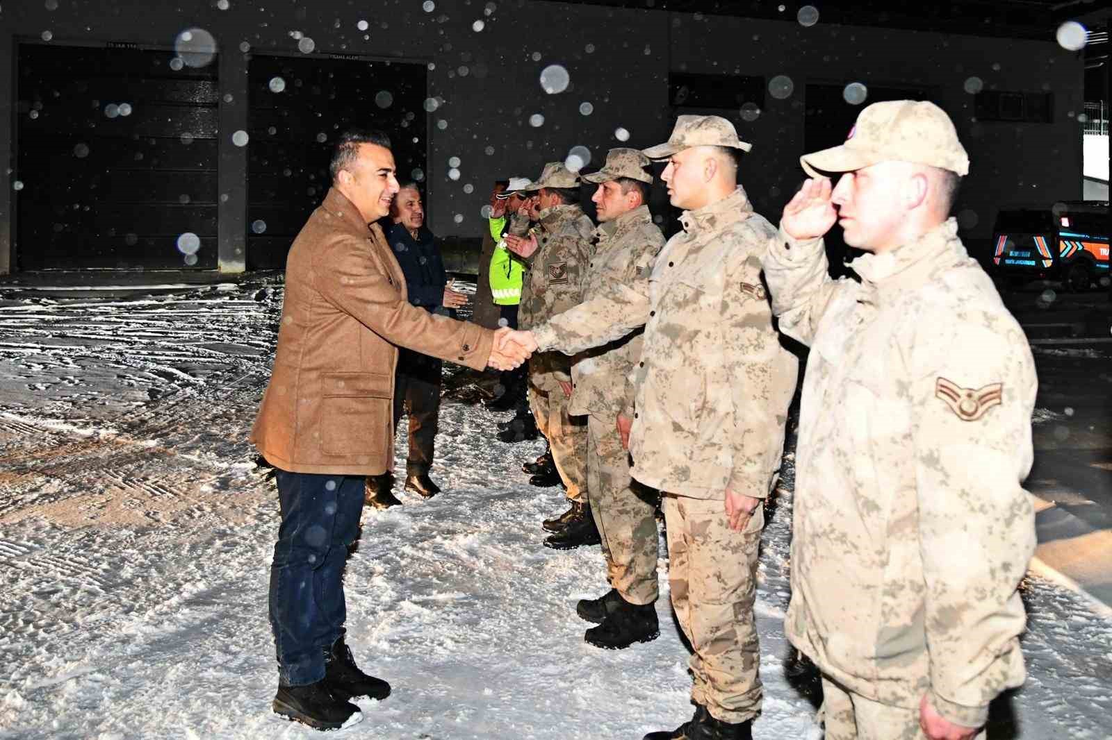 Vali &Ccedil;i&ccedil;ek, yılbaşında g&ouml;revli jandarma, polis ve sağlık&ccedil;ıları ziyaret etti
