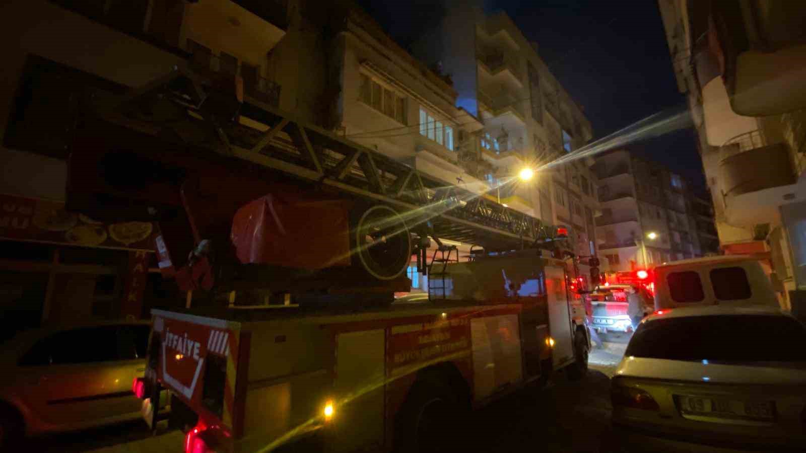 Apartmanın &ccedil;atısından y&uuml;kselen yoğun duman ekipleri harekete ge&ccedil;irdi
