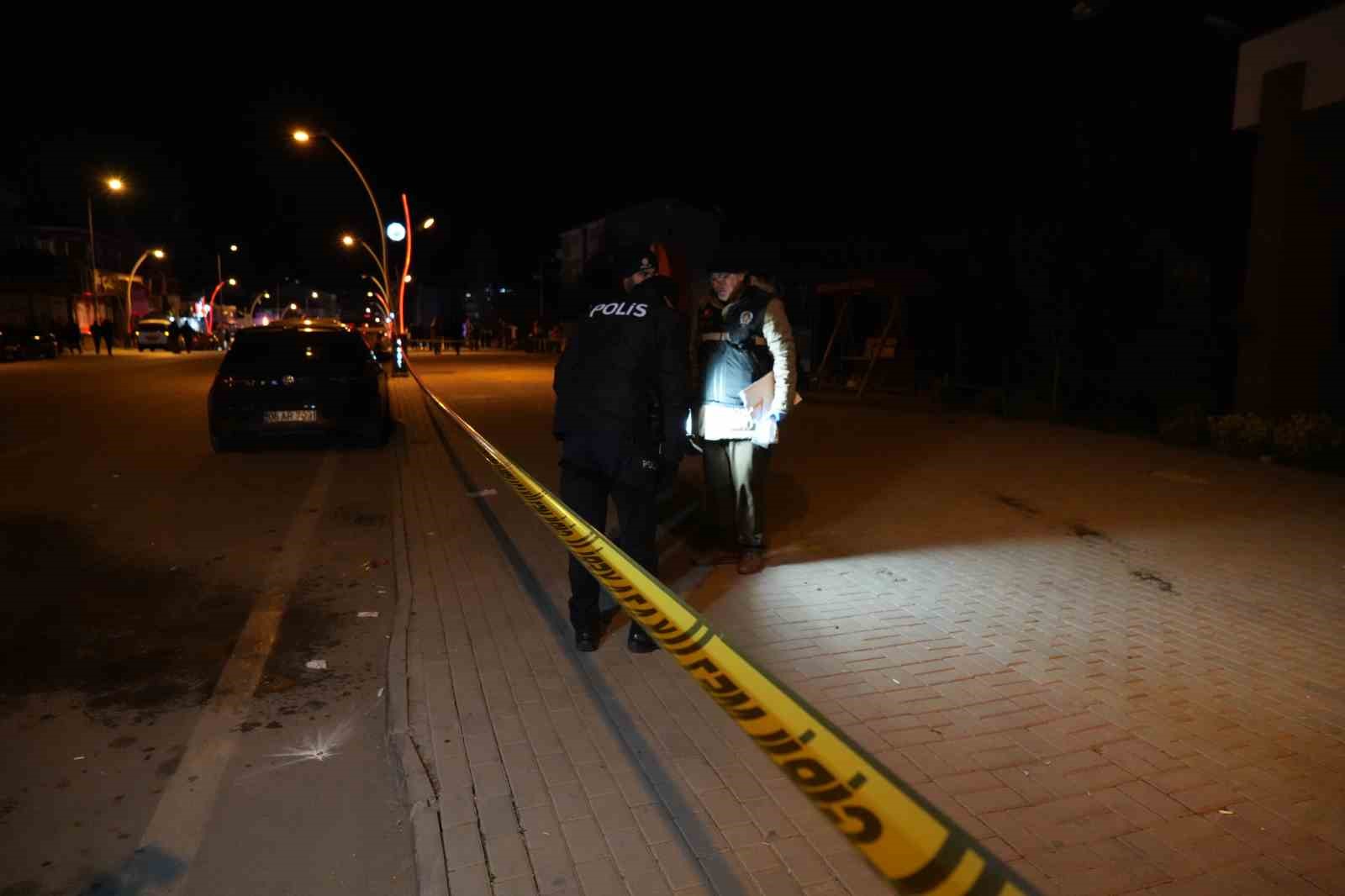 Kavgaya m&uuml;dahale eden polis memuru bı&ccedil;akla yaralandı
