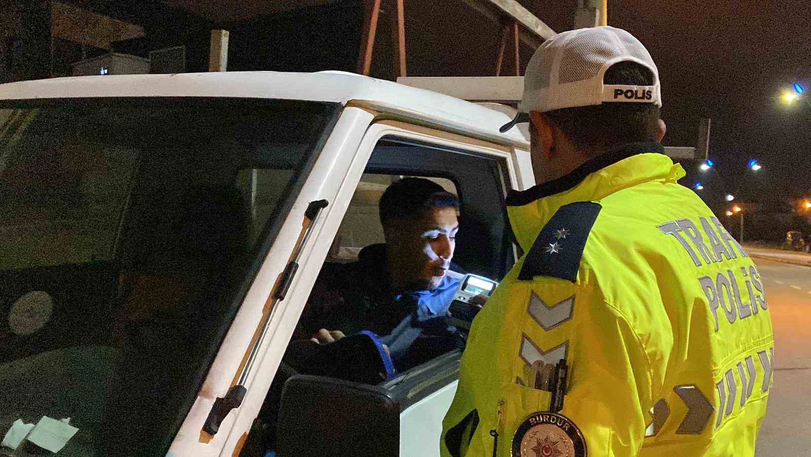 Polisi g&ouml;r&uuml;nce kaldırıma &ccedil;ıkan alkoll&uuml; s&uuml;r&uuml;c&uuml;, ekiplerin dikkati sayesinde yakalandı
