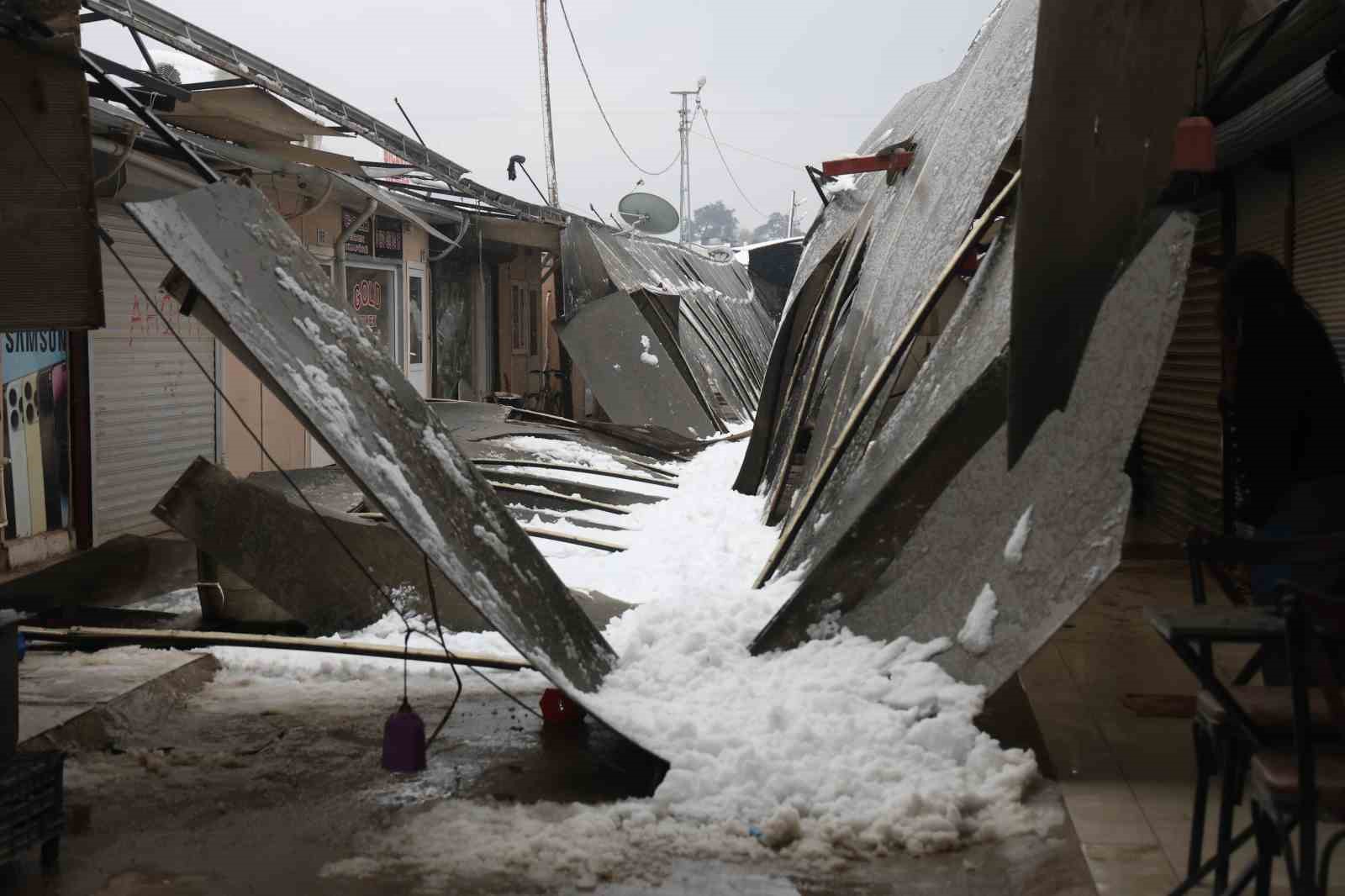 Kar k&uuml;tlesini taşıyamayan plastik &ccedil;atının yerle bir olmasıyla korku dolu anlar yaşadılar
