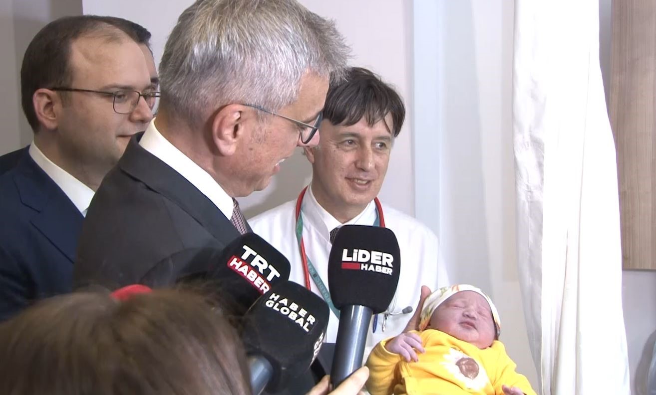 Sağlık Bakanı Memişoğlu, İstanbul&rsquo;da yeni yılın ilk bebeklerini ziyaret etti
