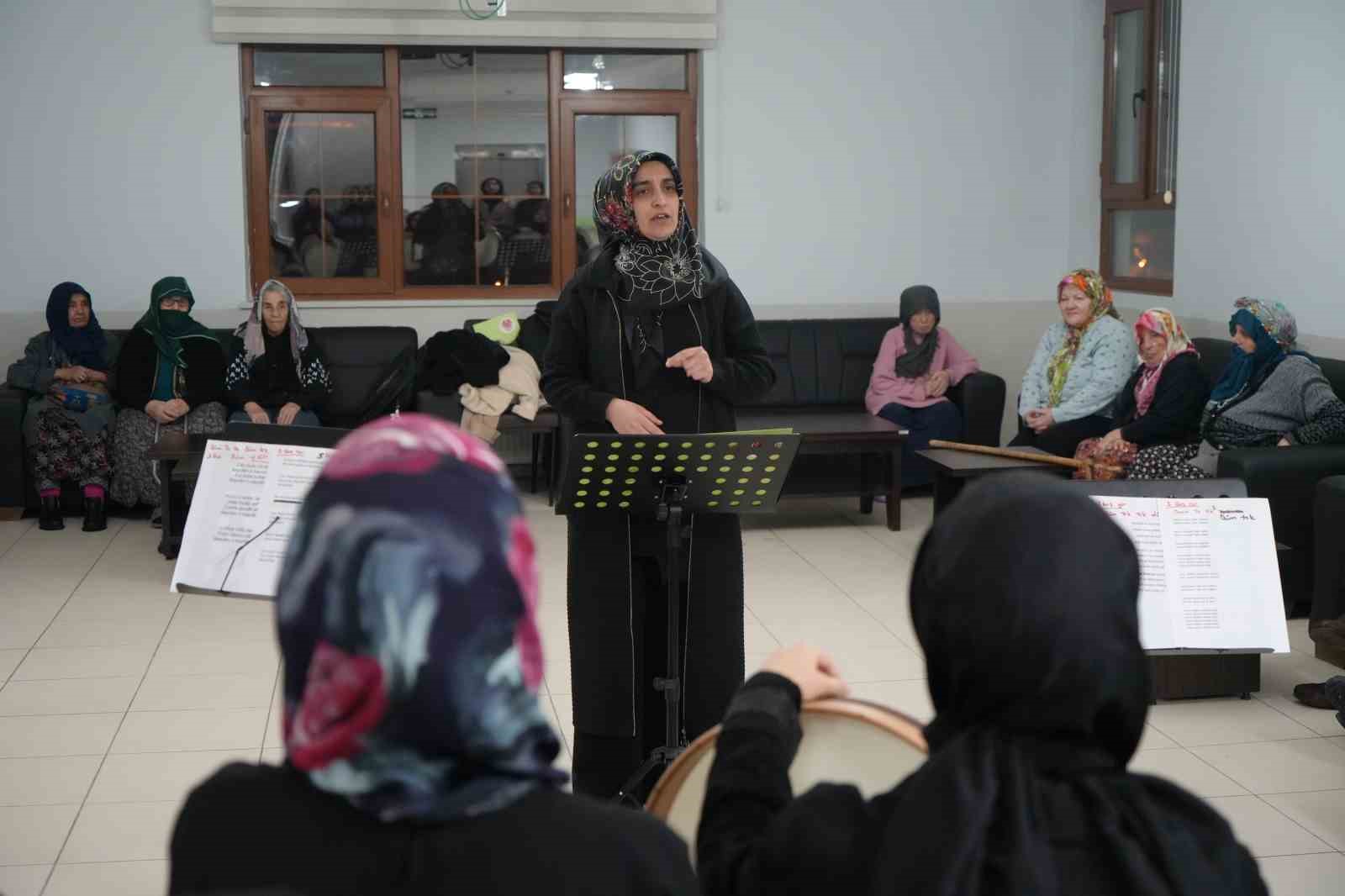 Bayburt huzurevinde manevi buluşma: Bendirler &ccedil;alındı, ilahiler s&ouml;ylendi
