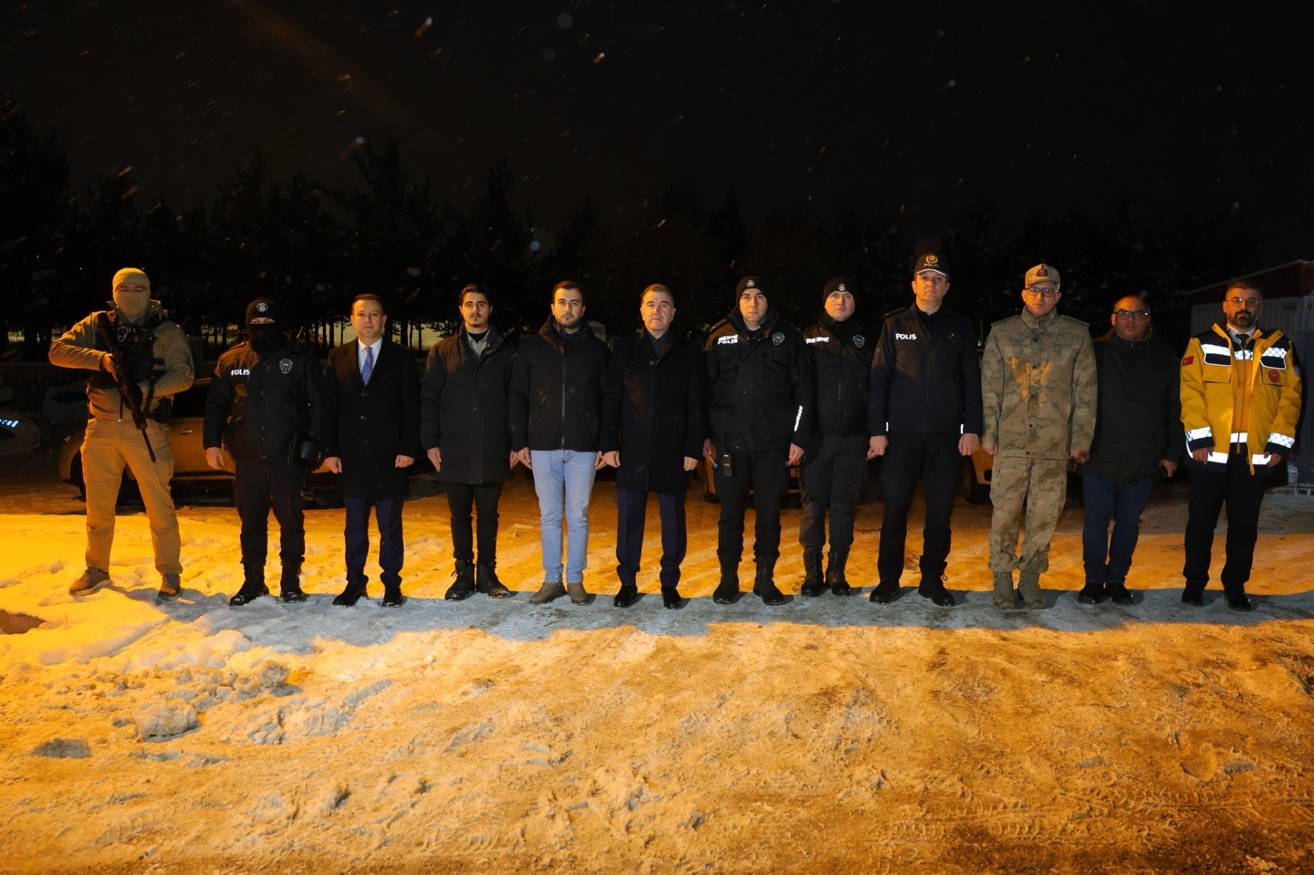 Vali Eldivan yeni yıla g&ouml;revi başındaki g&uuml;venlik g&uuml;&ccedil;leriyle girdi
