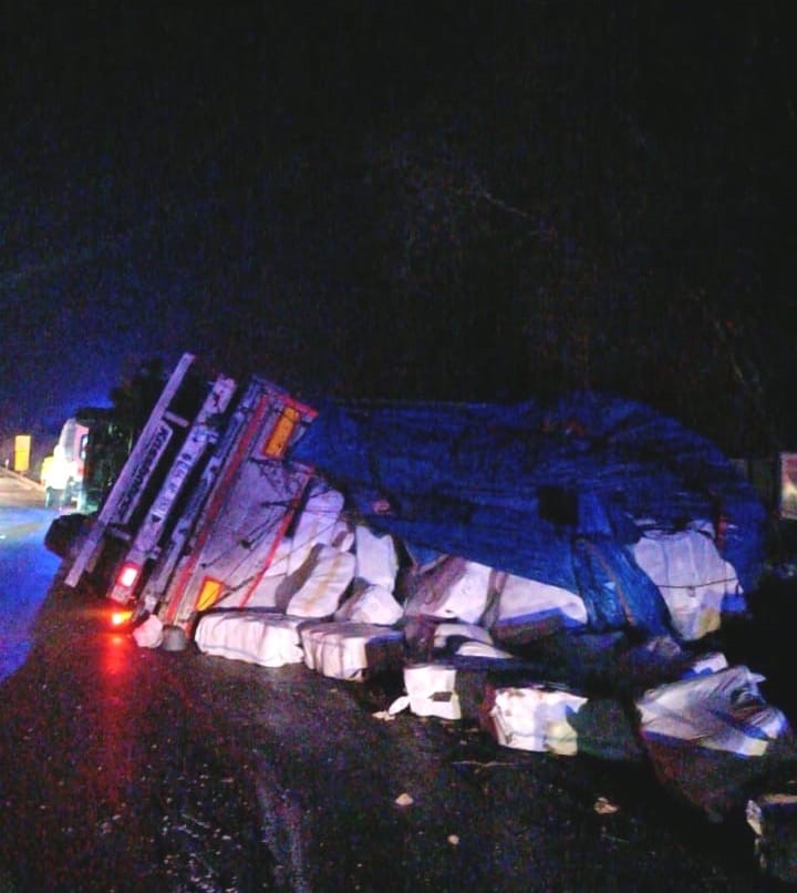 İneg&ouml;l&rsquo;de iplik y&uuml;kl&uuml; tır devrildi
