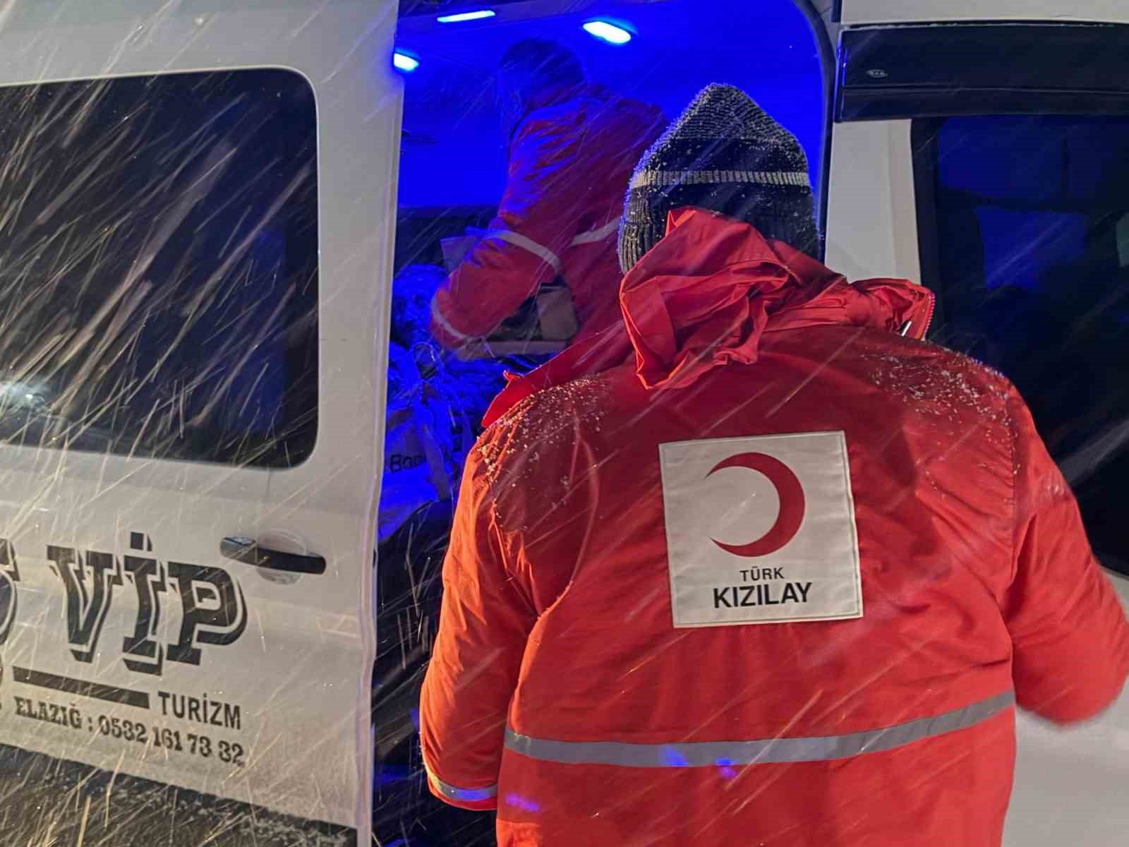 Muş&rsquo;ta kar ve tipi: Yolda mahsur kalan vatandaşların imdadına Kızılay yetişti
