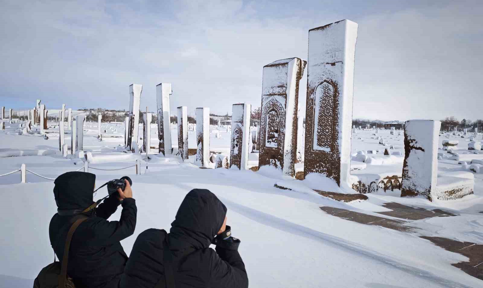Ahlat&rsquo;ın tarihi mekanlarından kartpostallık kar manzaraları
