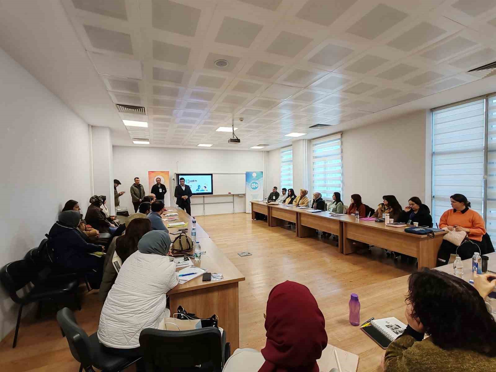 K&uuml;tahya&rsquo;da rehber &ouml;ğretmenlere ve psikolojik danışmanlara "Objektif Testler At&ouml;lyesi" eğitimi
