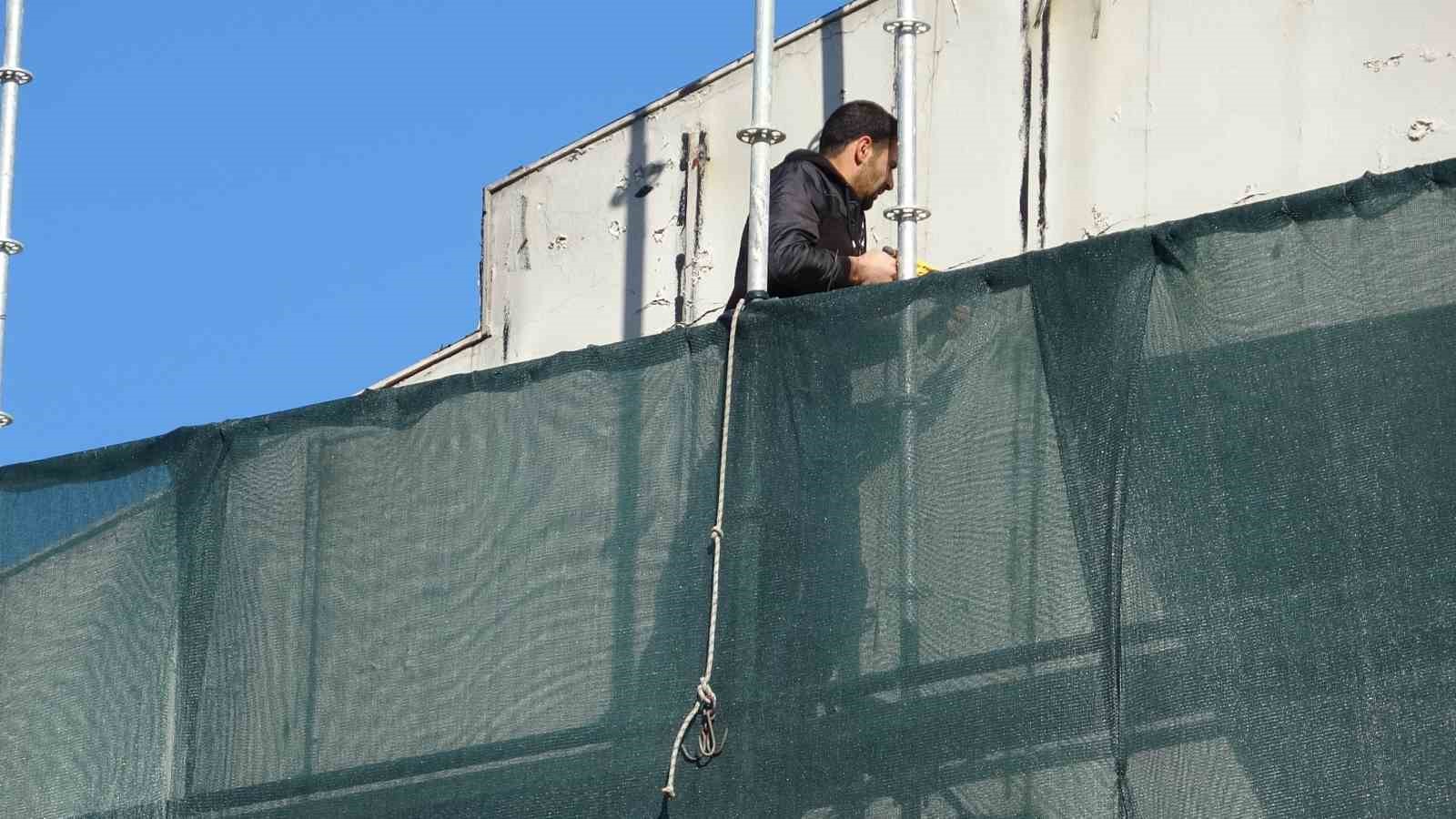 Antalya&rsquo;da şiddetli r&uuml;zgar inşaat iskelesini yerinden s&ouml;kt&uuml;
