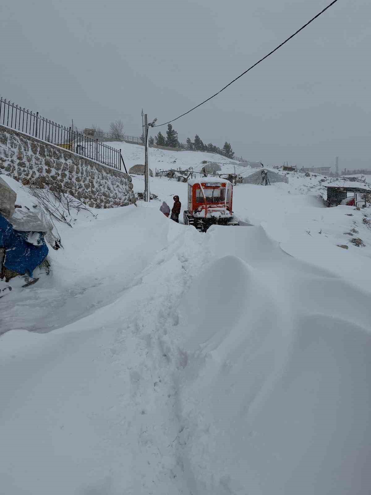 Kar, tipi, soğuk dinlemedi, AFAD 400 metre sırtında taşıdı
