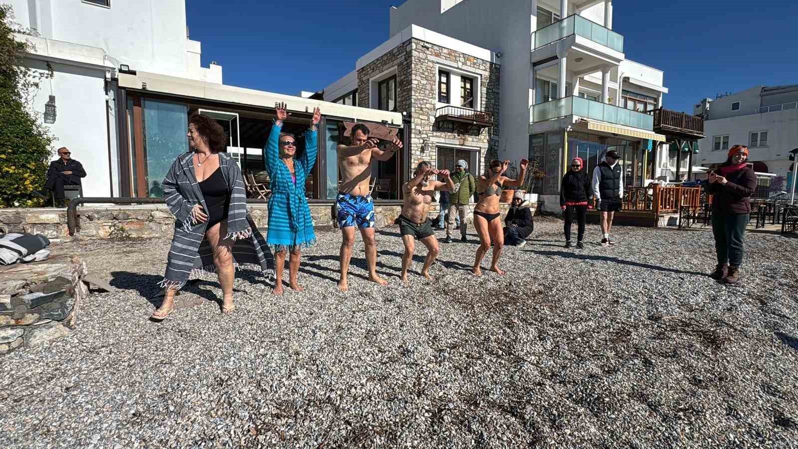 Bodrum&rsquo;da yeni yılın ilk g&uuml;n&uuml;nde denize girdiler
