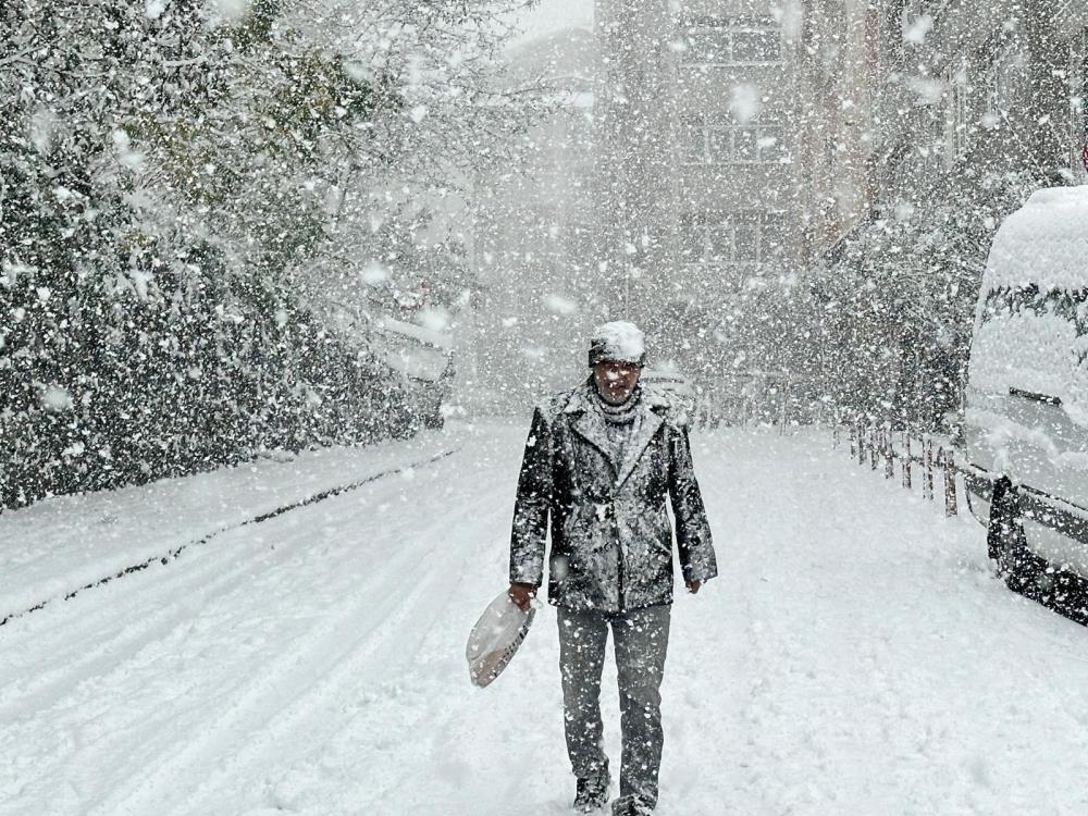 İstanbul&rsquo;da kar yağışı, ara&ccedil;lar g&uuml;&ccedil;l&uuml;kle ilerledi