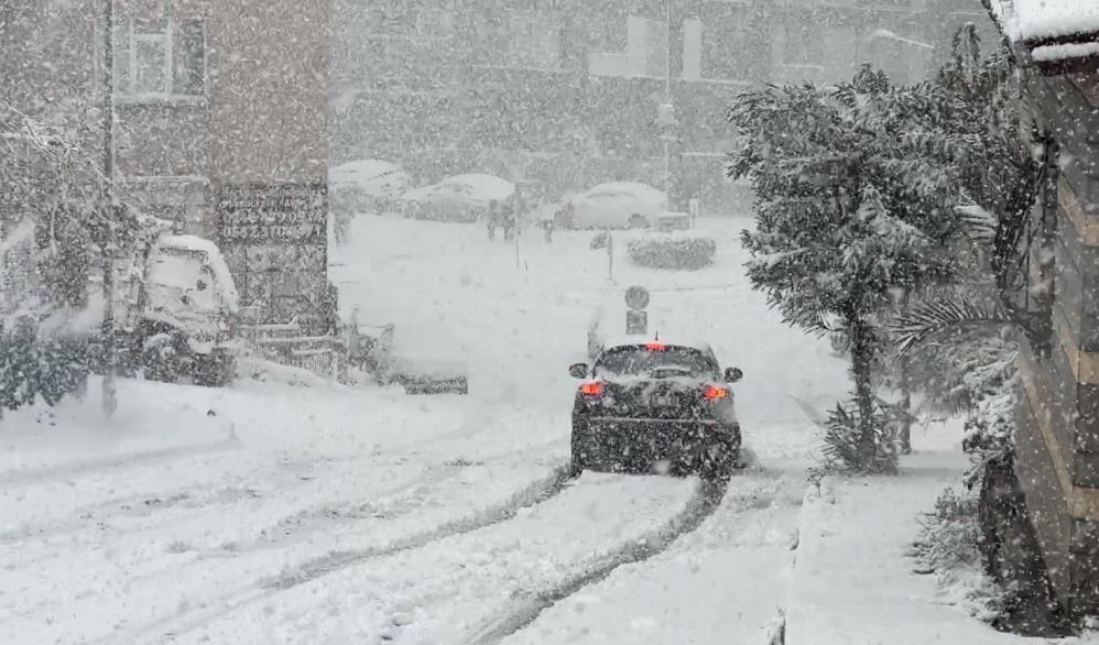 İstanbul&rsquo;da kar yağışı, ara&ccedil;lar g&uuml;&ccedil;l&uuml;kle ilerledi