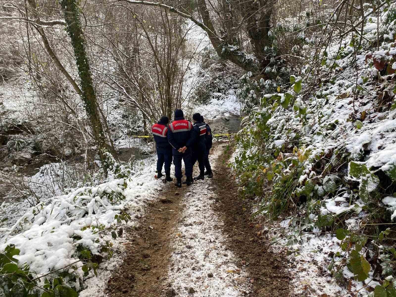 Karlı havada atletli bir adam, dere yatağında otomobilden 10 metre uzaklıkta &ouml;l&uuml; bulundu
