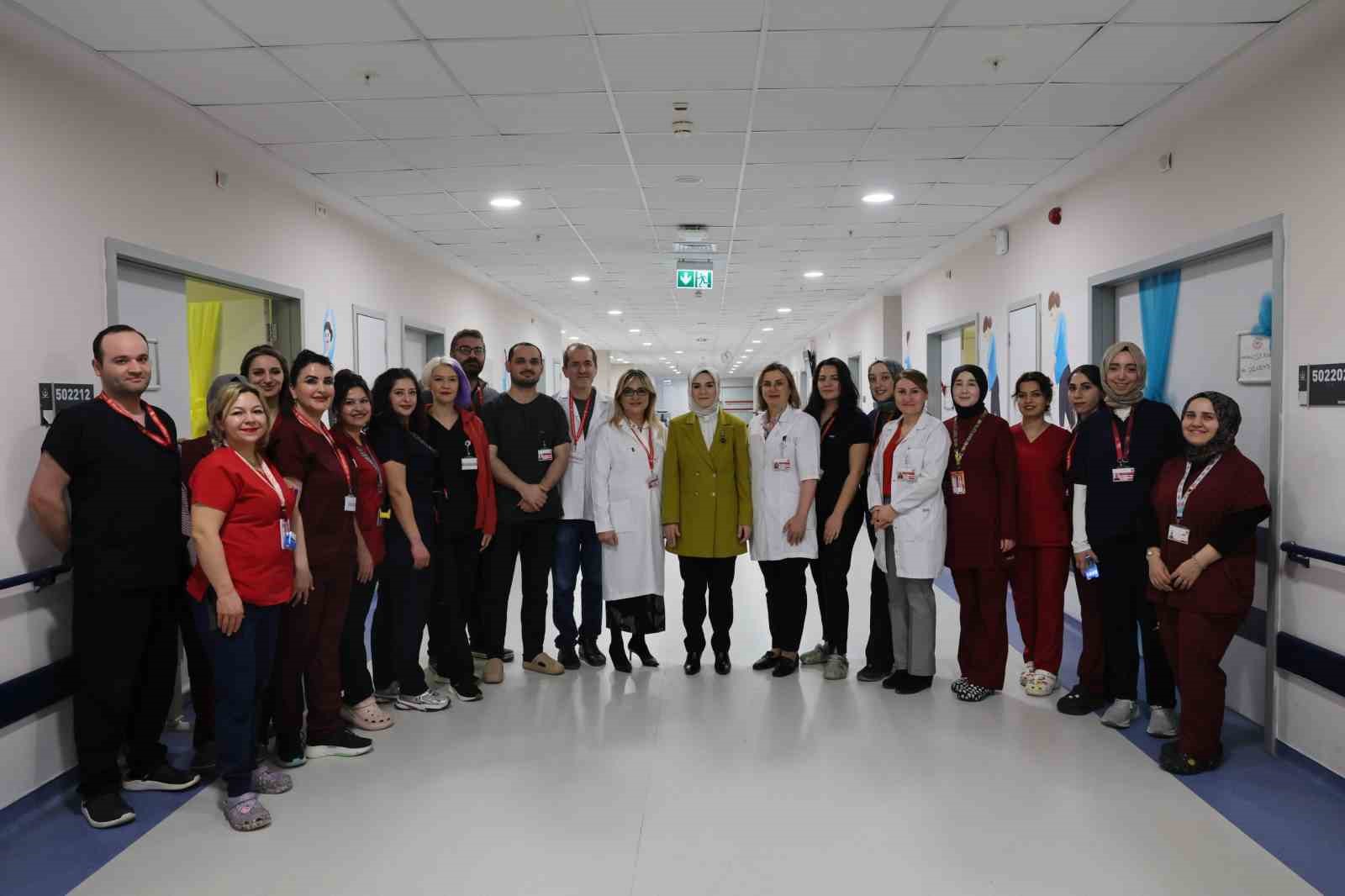 Bakan G&ouml;ktaş, yeni doğan bebekler ve ailelerini ziyaret etti
