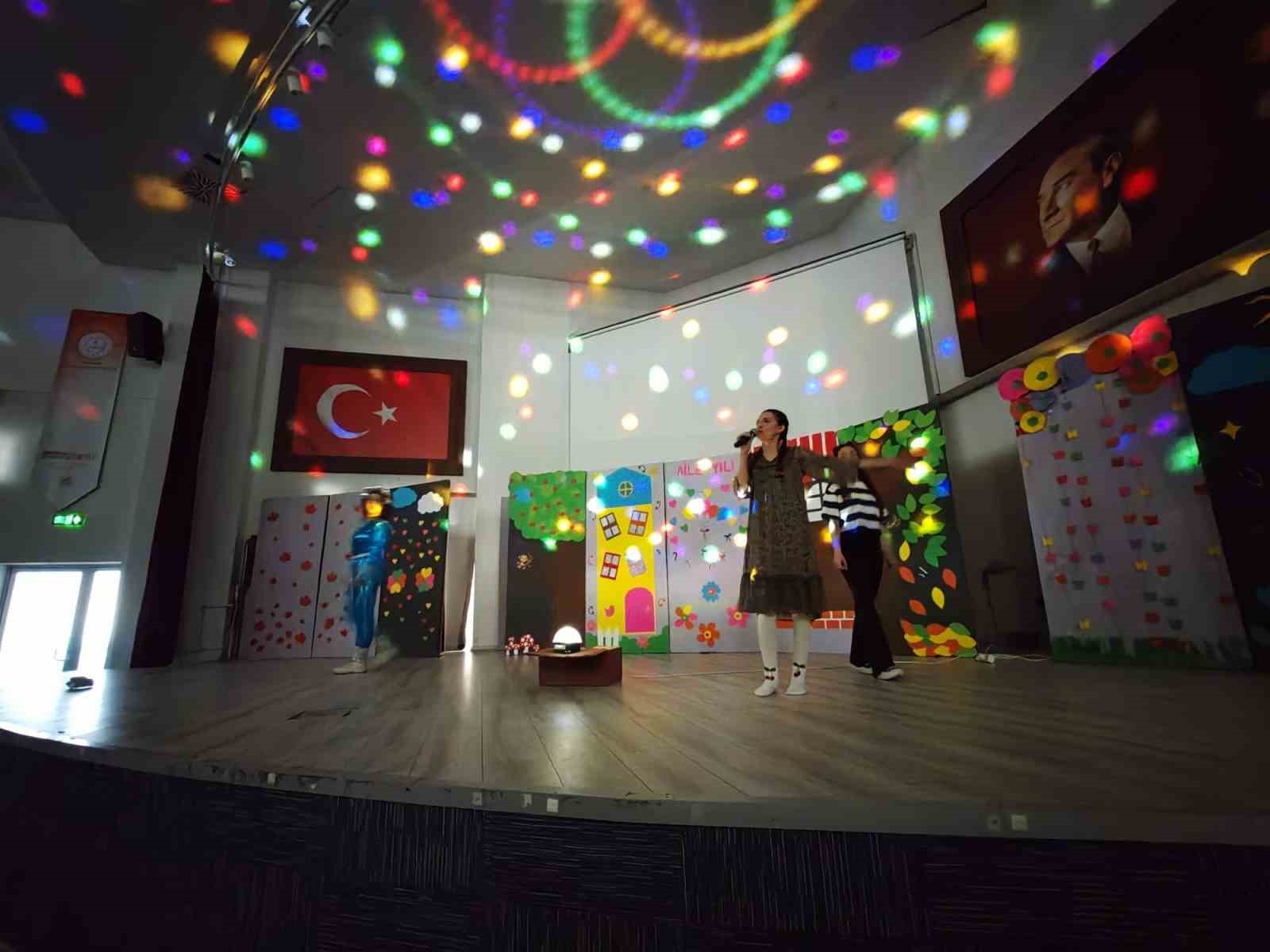 K&uuml;tahya&rsquo;da "Zamanda Aile Yolculuğu" adlı &ccedil;ocuk tiyatrosu son kez sahnelendi
