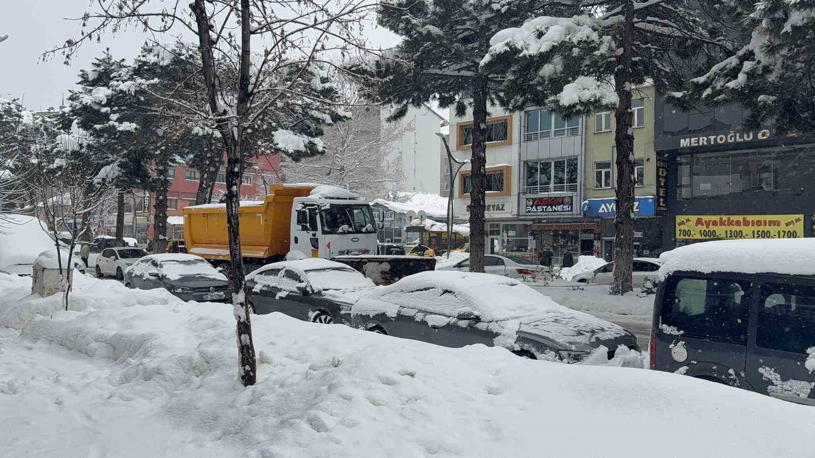 Tatvan&rsquo;da g&ouml;k g&uuml;r&uuml;lt&uuml;l&uuml; kar yağışı
