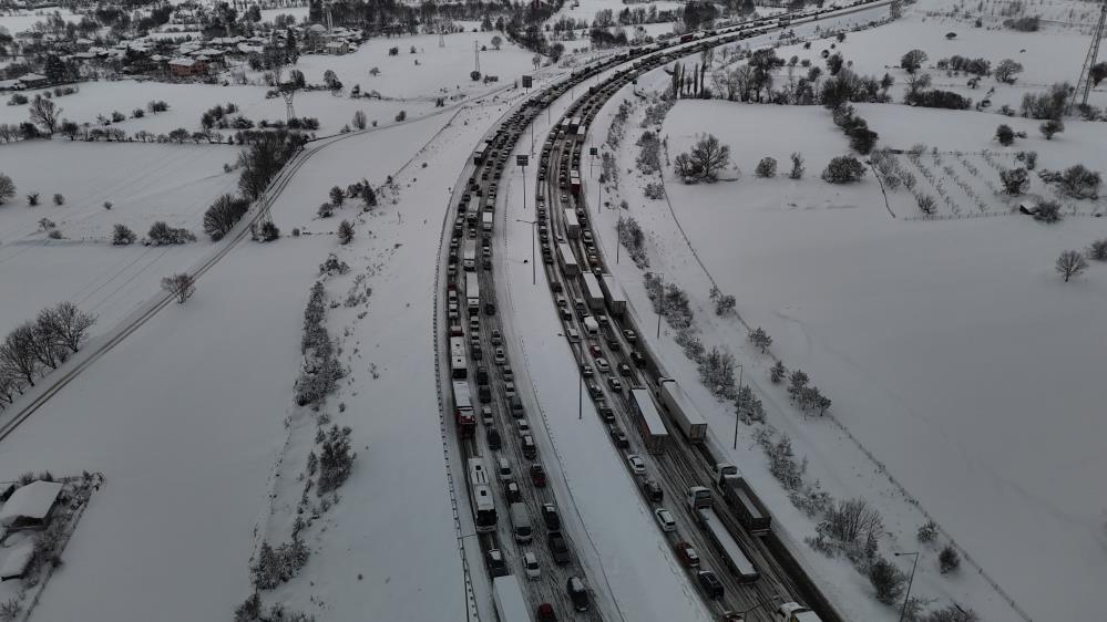 TEM Otoyolu&rsquo;nun Bolu ge&ccedil;işinde trafik fel&ccedil;: Ankara ve İstanbul y&ouml;n&uuml;nde trafik durdu