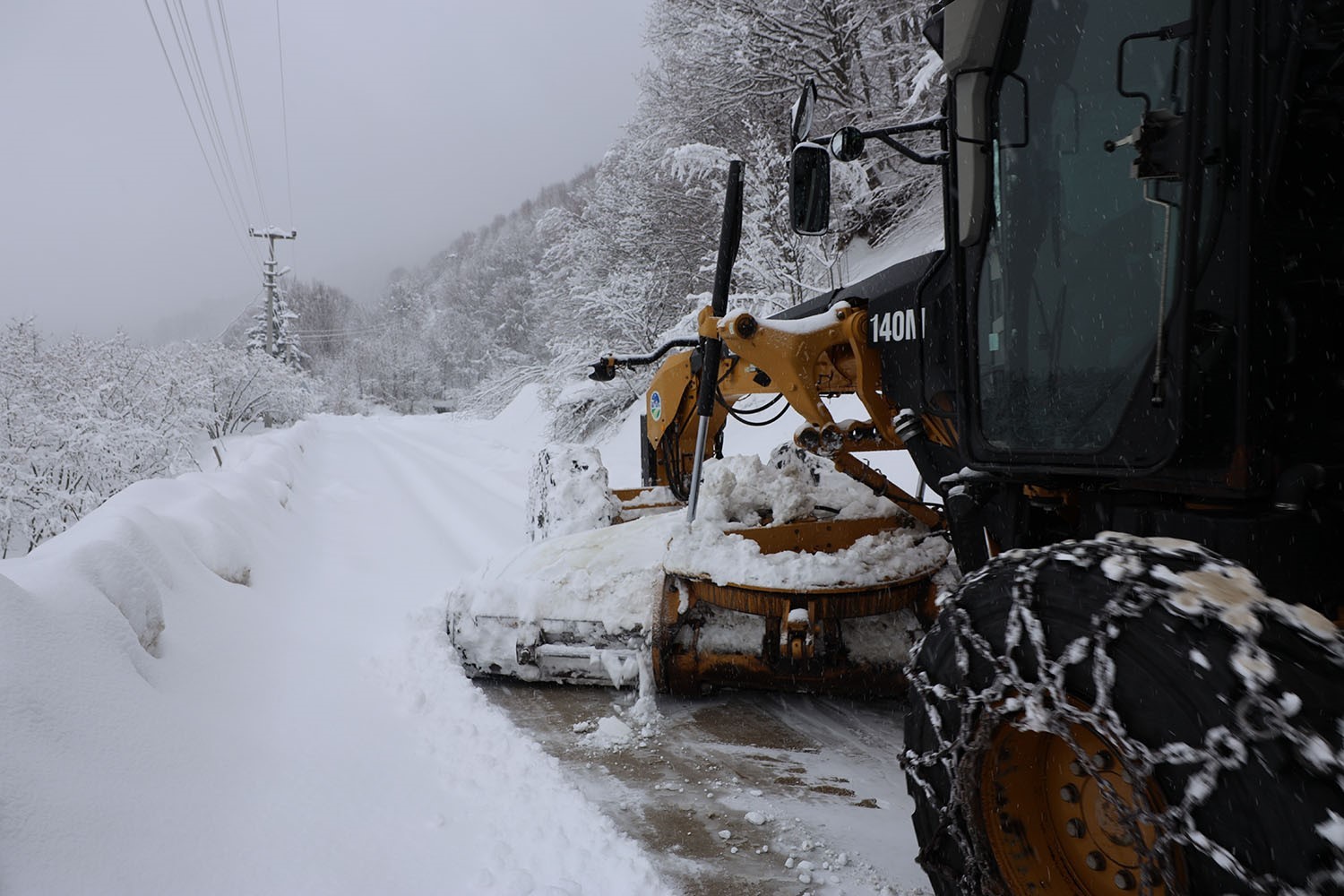 Beyaza b&uuml;r&uuml;nen Sakarya&rsquo;da 36 noktada kar k&uuml;reme &ccedil;alışmaları s&uuml;r&uuml;yor
