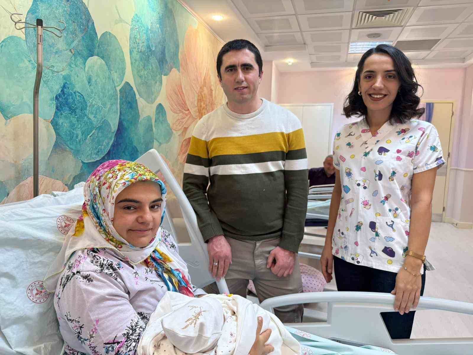 8 yıllık evlat hasreti yılbaşında son buldu: Tunceli&rsquo;de 2026&rsquo;nın ilk bebeği "Sahra" d&uuml;nyaya g&ouml;zlerini a&ccedil;tı
