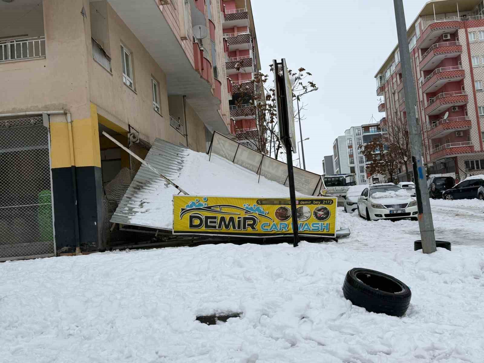Batman&rsquo;da kar nedeniyle iş yerlerin sundurması &ccedil;&ouml;kt&uuml;
