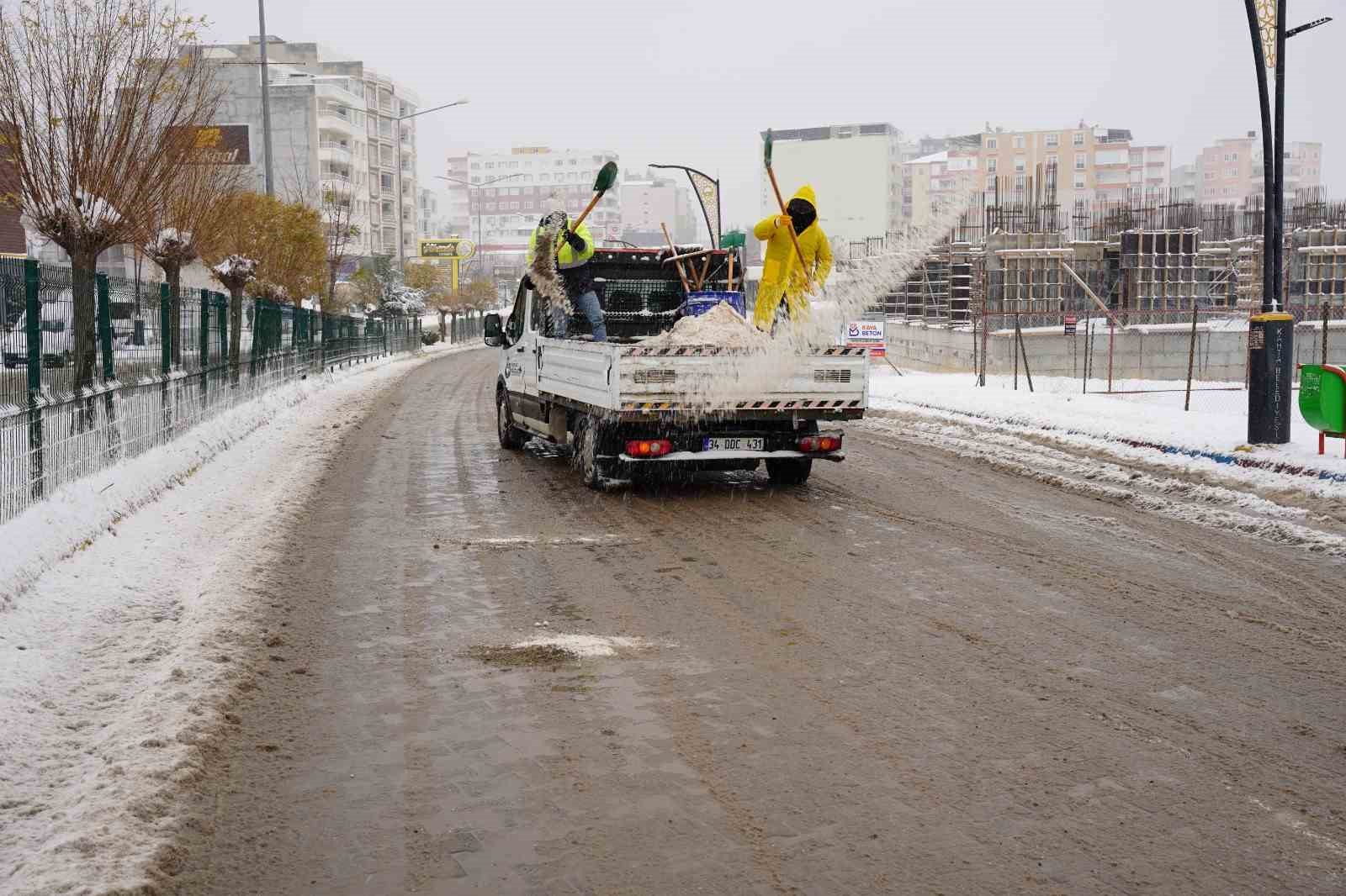 Kahta Belediyesi&rsquo;nden kar yağışına karşı seferberlik
