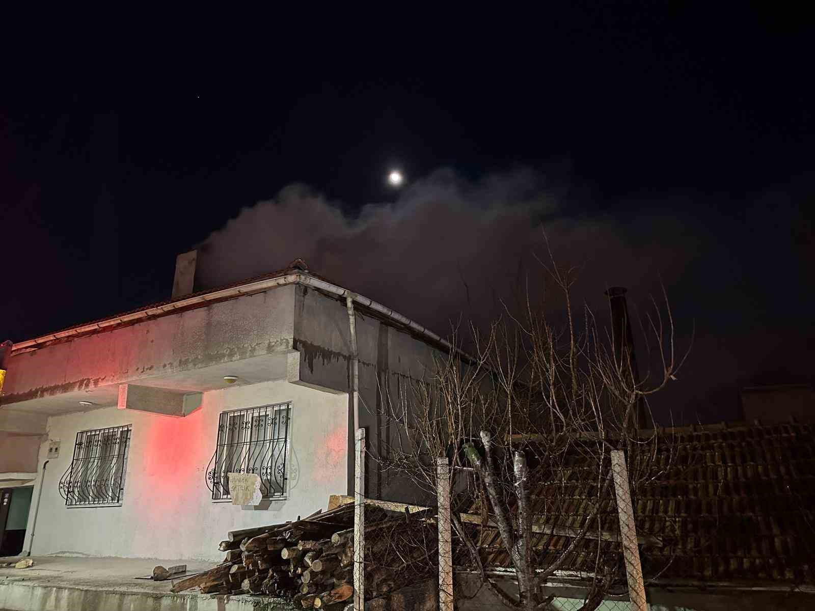 Uşak&rsquo;ta &ccedil;atı yangını paniğe neden oldu
