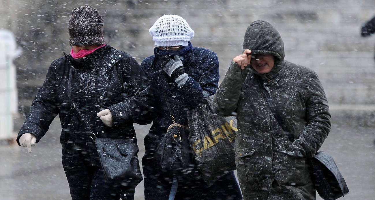 T&uuml;rkiye kara b&uuml;r&uuml;nd&uuml;: Tatil haberleri peş peşe geldi