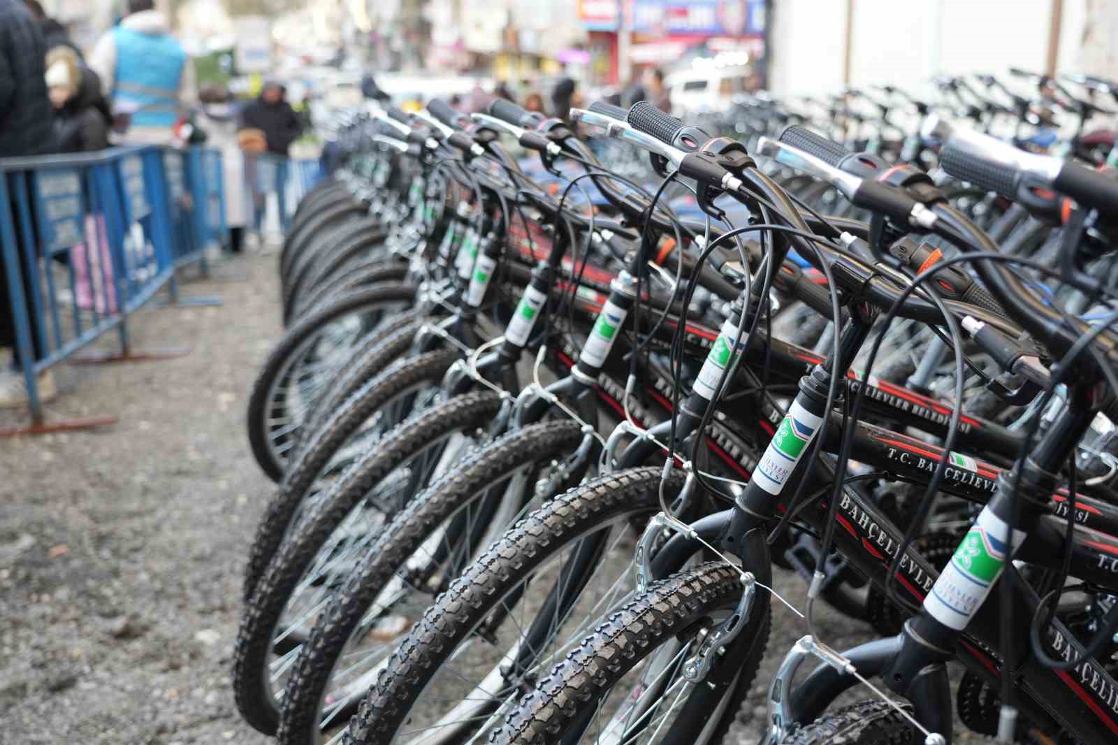 Yılın ilk g&uuml;n&uuml;nde Bah&ccedil;elievler&rsquo;de 100 &ccedil;ocuk bisikletine kavuştu
