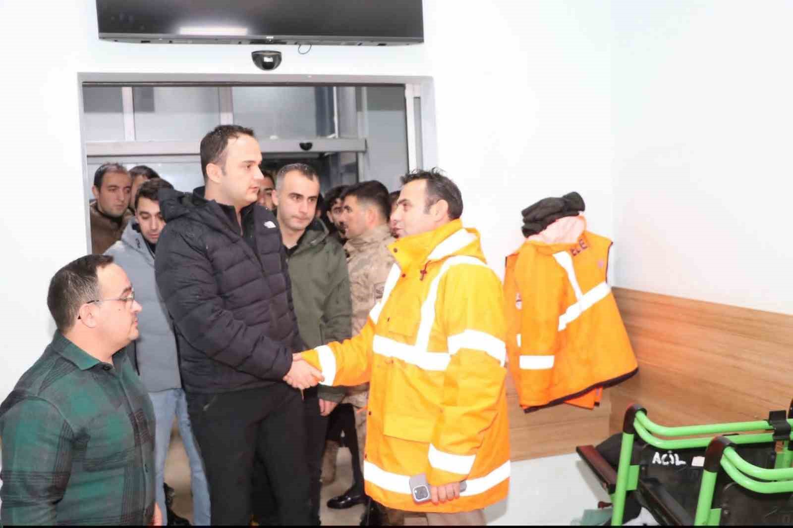 Hakkari&rsquo;de akaryakıt istasyonunun &ccedil;atısı &ccedil;&ouml;kt&uuml;: 8 kişi yaralandı
