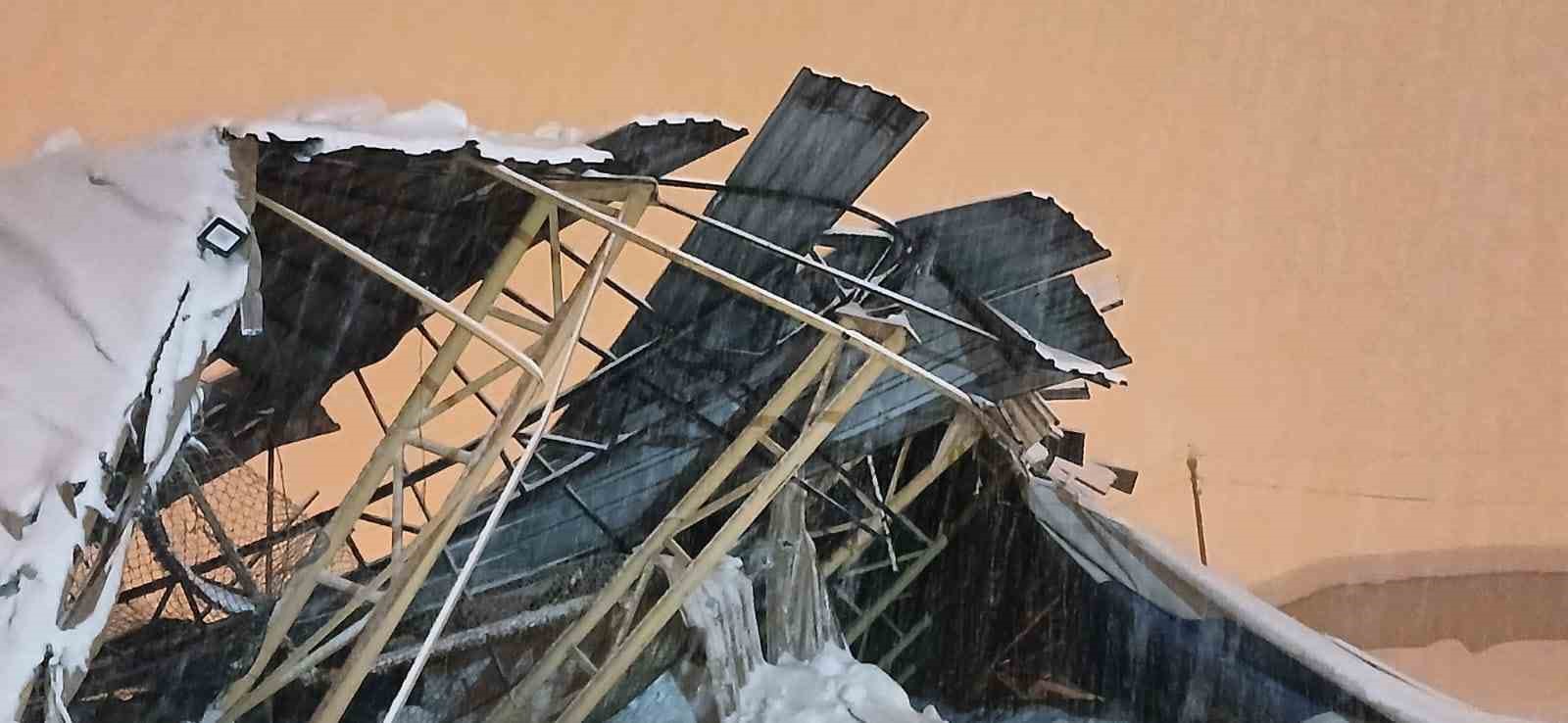 Y&uuml;ksekova&rsquo;da yoğun kar nedeniyle halı sahanın &ccedil;atısı &ccedil;&ouml;kt&uuml;
