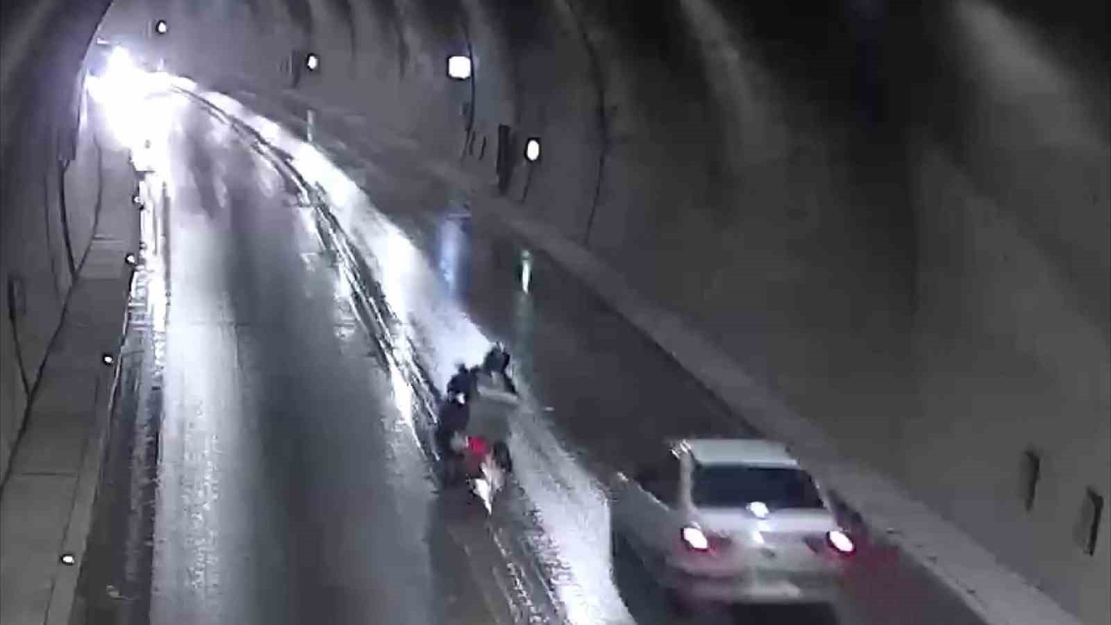 Sollamaya &ccedil;alıştığı otomobilin &ouml;n&uuml;ne d&uuml;şt&uuml;, ezilmekten son anda kurtuldu
