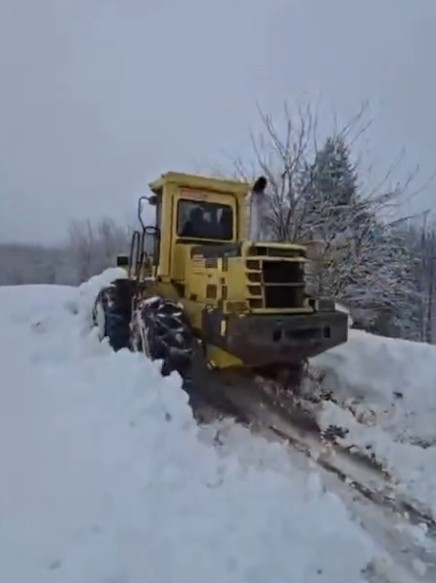 Yolu kapanan köydeki hastanın ilaçları için ekipler seferber oldu