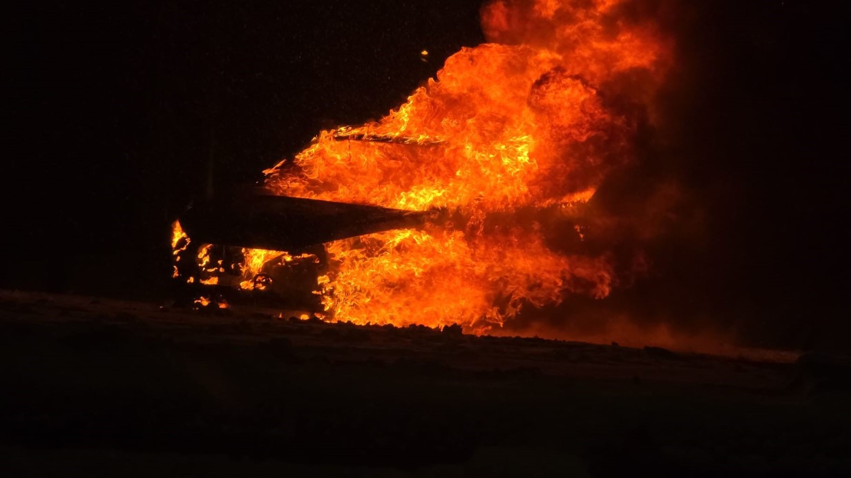 Karlı rampayı &ccedil;ıkarken zorlanan ara&ccedil; alev alev yandı: S&uuml;r&uuml;c&uuml; yanan ara&ccedil;ta para ve altınını aradı