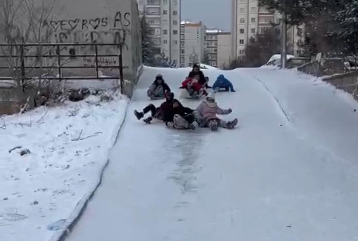 Kayseri&rsquo;de &ccedil;ocukların kar eğlencesi: Tepsilerle kayak yaptılar
