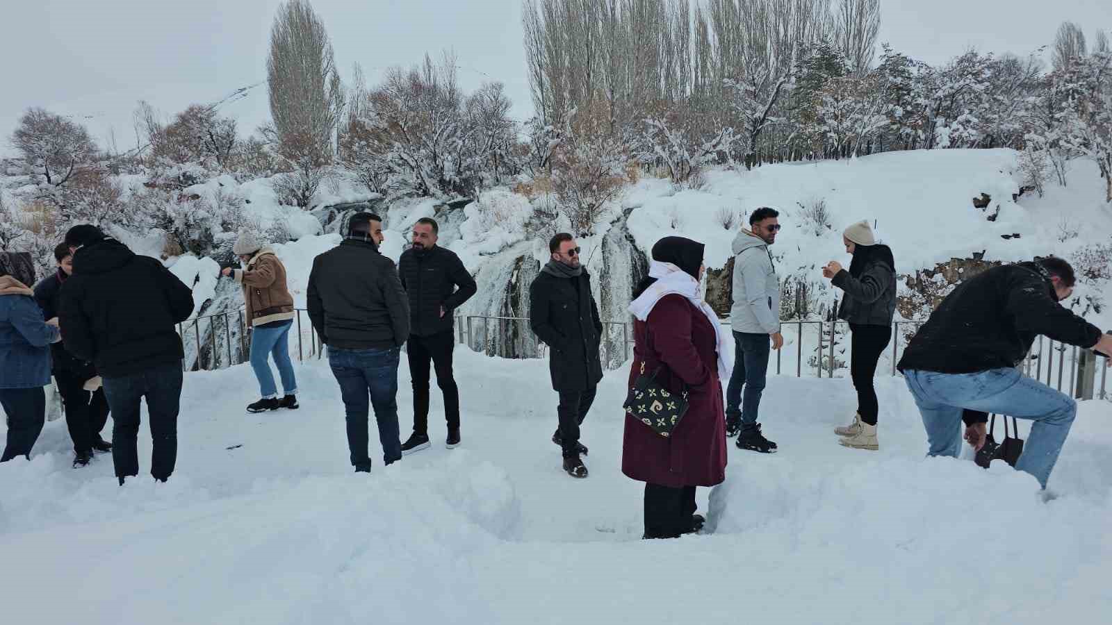 Muradiye Şelalesi&rsquo;ne ziyaret&ccedil;i akını
