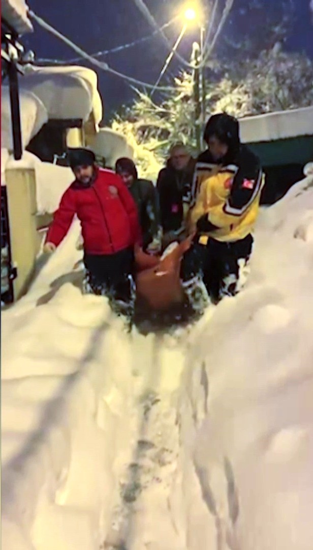 Karab&uuml;k&rsquo;te 80 santimetre karı aşıp yaşlı kadını taşıdılar
