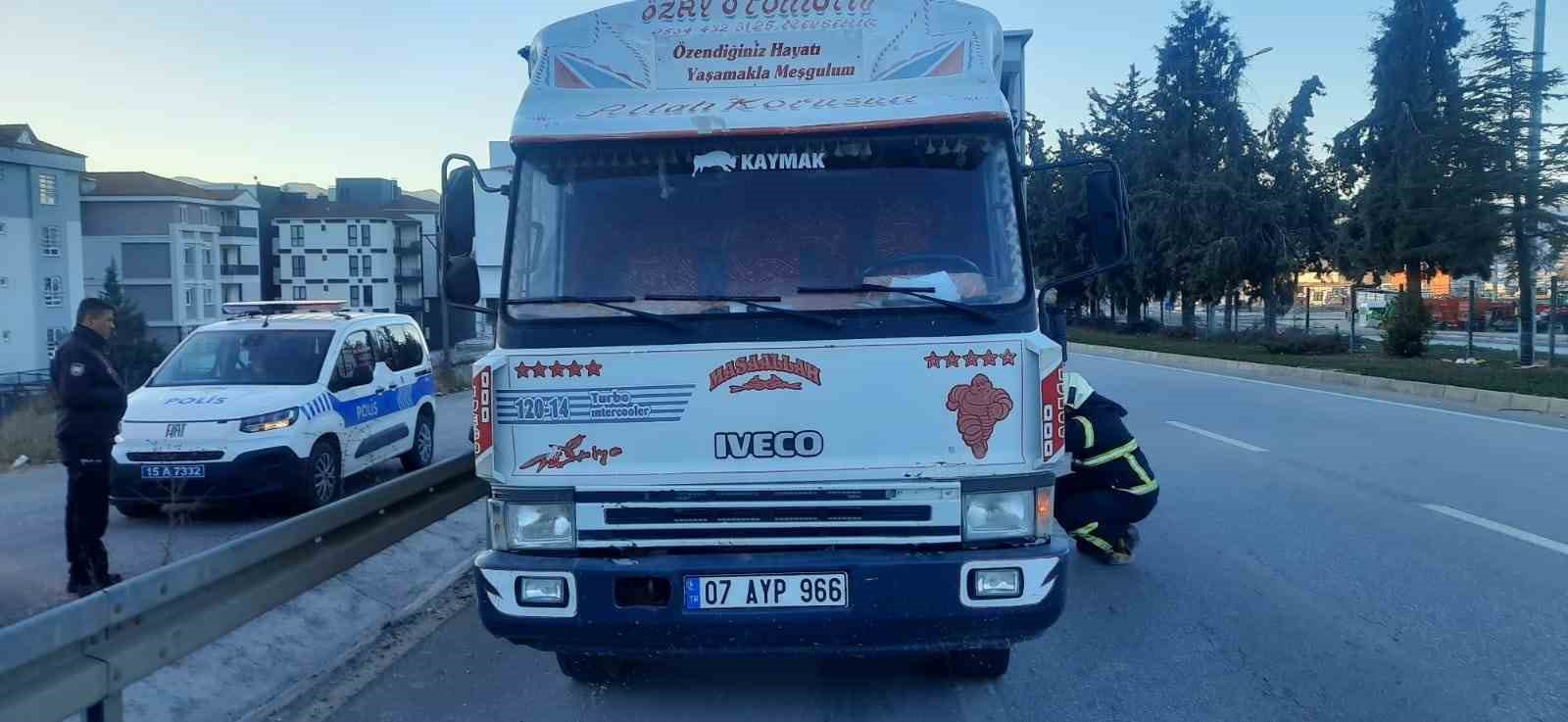 Burdur&rsquo;da seyir halindeki kamyonette yangın
